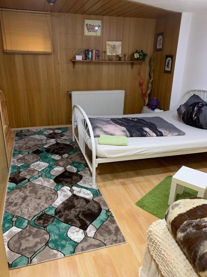 Schoenes Doppelbettzimmer Im Untergeschoss Inkl Parkplatz Nach Verfuegbarkeit Essen Exterior photo